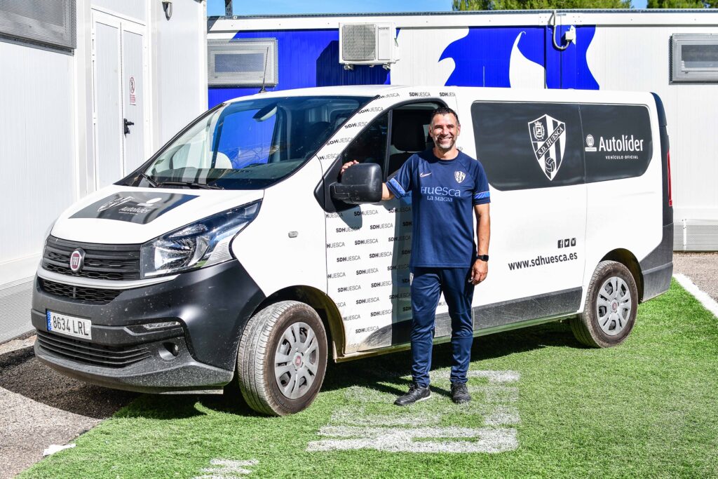 Lee más sobre el artículo Nueva imagen para los vehículos de la SD Huesca